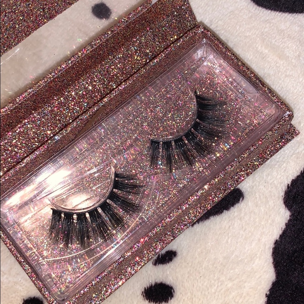 Mink Lashes - Picture 2 of 2